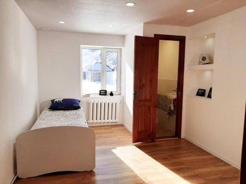 - une chambre avec un lit, une fenêtre et une porte dans l'établissement Kegety Panorama Holiday Home, à Kegeti