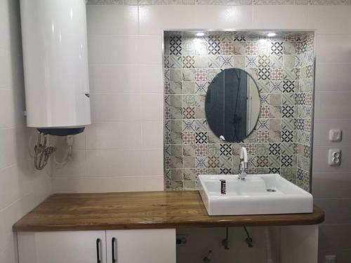 y baño con lavabo y espejo. en Kegety Panorama Holiday Home en Kegeti