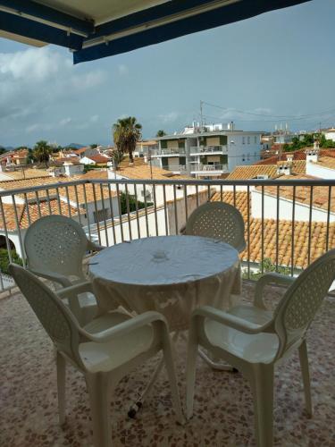 einen Tisch und 4 Stühle auf einem Balkon in der Unterkunft APARTAMENTO 2 PAUPÍ in Oliva