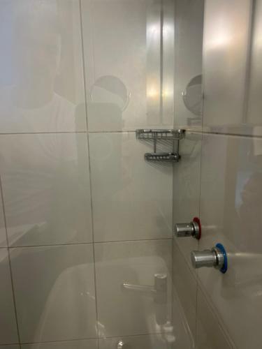 W łazience znajduje się prysznic ze szklanymi drzwiami. w obiekcie Flat Boulevard Side 2104 Altissimo Padrão com Lazer w mieście Salvador