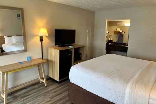 Телевизор и/или развлекательный центр в Days Inn by Wyndham St Augustine I-95-Outlet Mall