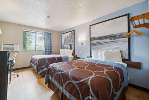 Habitación de hotel con 2 camas y ventana en Super 8 by Wyndham Kenosha/Pleasant Prairie, en Pleasant Prairie