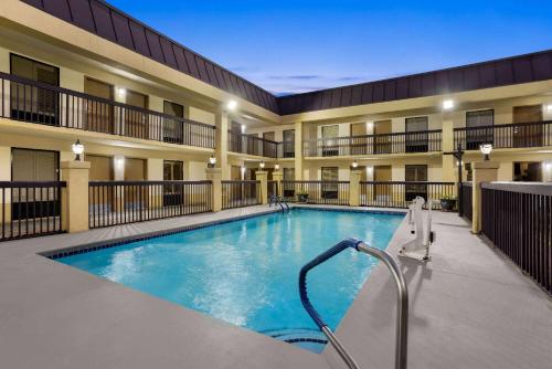 uma piscina no pátio de um hotel em Baymont by Wyndham Griffin em Griffin