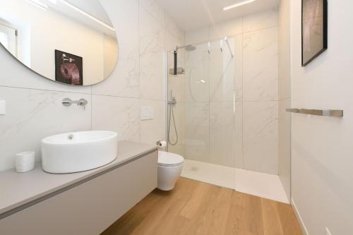 y baño blanco con lavabo y ducha. en MGH Luxury - Villa Celeste, en Desenzano del Garda