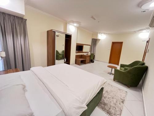 Ein Bett oder Betten in einem Zimmer der Unterkunft Muscat Hills Hotel