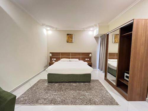 Ein Bett oder Betten in einem Zimmer der Unterkunft Muscat Hills Hotel