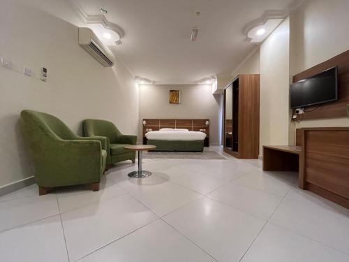 TV a/nebo společenská místnost v ubytování Muscat Hills Hotel