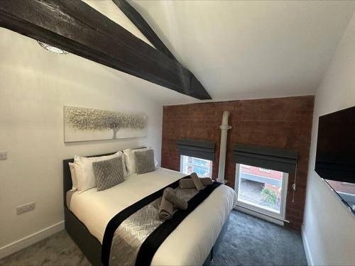 a bedroom with a large bed in a room at Cosy City Escape in Hull