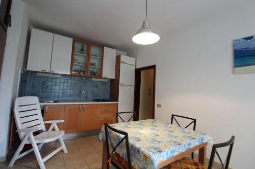 eine Küche mit einem Tisch und Stühlen im Zimmer in der Unterkunft Casa Mare Vienna in Follonica