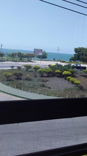 uma vista a partir de uma janela de um parque com uma estrada em La esquina del capitán em San Vicente