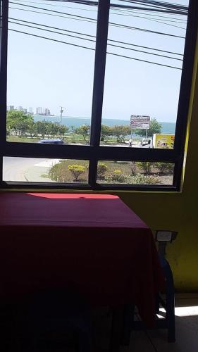 um quarto com uma janela com vista para uma rua em La esquina del capitán em San Vicente