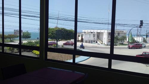 uma vista de uma janela de uma rua com carros em La esquina del capitán em San Vicente
