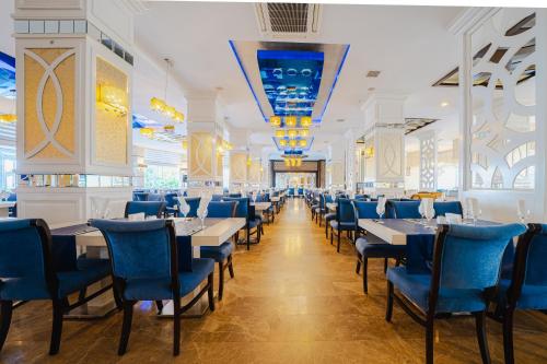 Restoran atau tempat lain untuk makan di Prime Beach Hotel