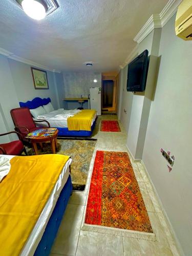 pokój hotelowy z dwoma łóżkami i telewizorem oraz pokój z dwoma łóżkami w obiekcie HOTEL RAYDON w Stambule