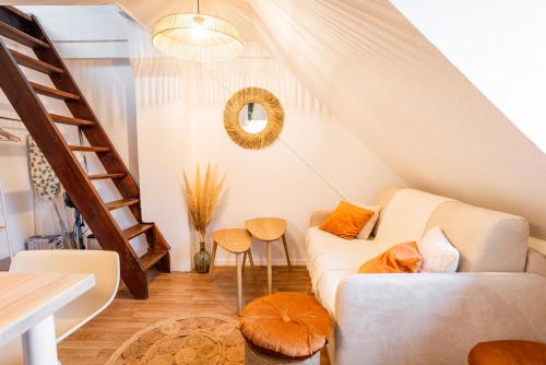 - un salon avec un canapé blanc et un escalier dans l'établissement Nid cosy au centre ville, vue magique cathédrale, à Strasbourg