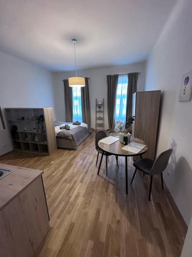 een woonkamer met een tafel en een bed bij Cozy Homes Vienna in Wenen