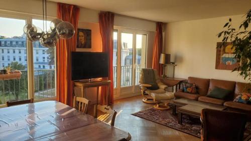 a living room with a couch and a table at Bd du Lycée-Rue d'Issy in Vanves