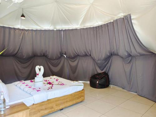 Ein Bett oder Betten in einem Zimmer der Unterkunft NIRVANA HOLISTIC LIVING