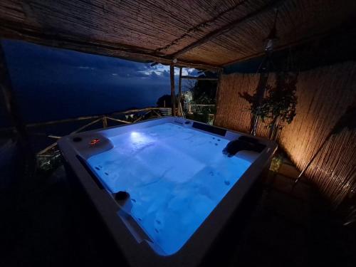 una gran bañera azul en una habitación con una noche en LA CASA DEL CAPITANO furore amalfi coast, en Furore