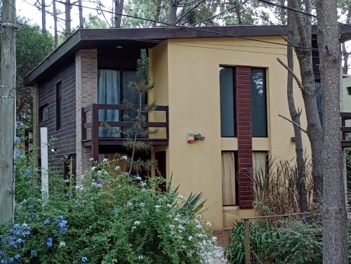een klein huis met een balkon in een tuin bij PINAR DEL SOL I y II in La Paloma