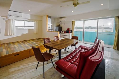 uma cozinha e sala de estar com mesa e cadeiras em Guest room WES - Vacation STAY 49860v em Uruma