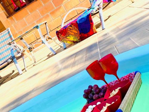una piscina con un montón de fruta en el borde en Aconchego na montanha com BANHEIRA de imersão e 5 suítes 7,5km do centro Águas de Lindóia, en Águas de Lindóia