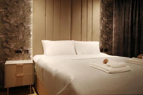 een slaapkamer met een bed met handdoeken erop bij Signature Apartments in Blackpool