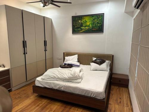 ein Schlafzimmer mit einem Bett mit zwei Kissen darauf in der Unterkunft Ott Homes in Guwahati