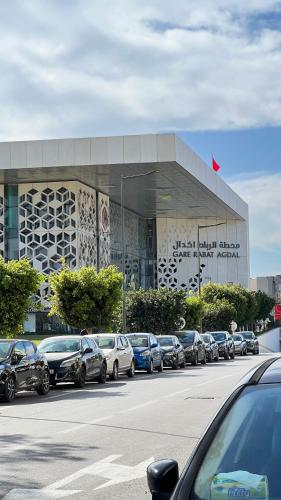 Fotografie z fotogalerie ubytování SUITOUISS - Agdal 1 - Appartement à 2 minutes de la gare de train TGV Rabat v destinaci Rabat
