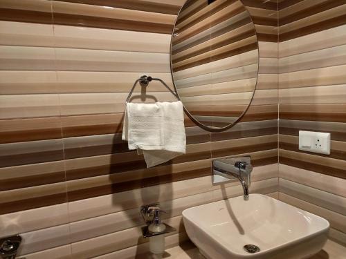 菩提伽耶的住宿－Royal View Residency，一间带水槽和镜子的浴室