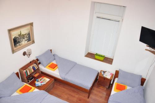 uma sala de estar com dois sofás e uma televisão em Ayki - historic centre apartment em Sófia