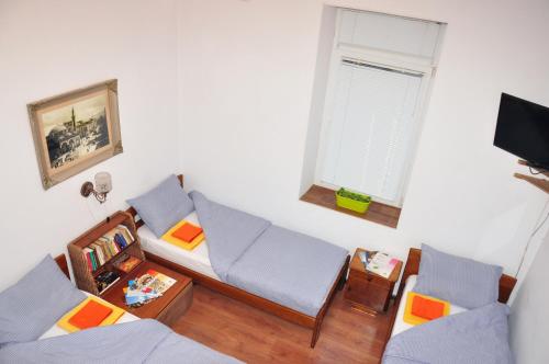 TV a/nebo společenská místnost v ubytování Ayki - historic centre apartment