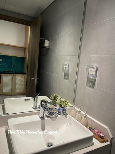 bagno con lavandino e specchio di Mây Homestay Ecopark a HÆ°ng YÃªn
