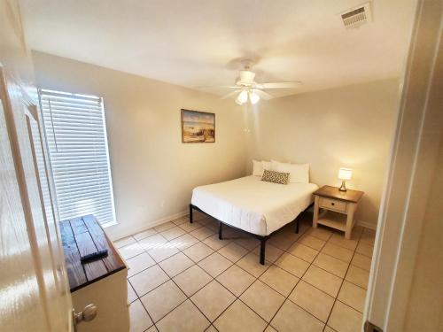 - une chambre avec un lit et un ventilateur de plafond dans l'établissement Endless Summer B4, à Panama City Beach