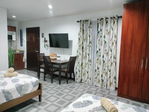 - un salon avec un lit et une table dans l'établissement Seaview Residence Garden, 