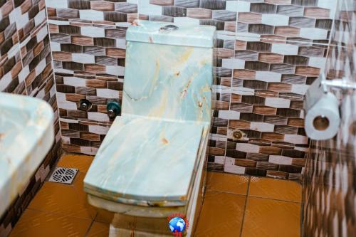 een badkamer met toilet in een kamer bij JEVENOM HOTEL in Ibafo