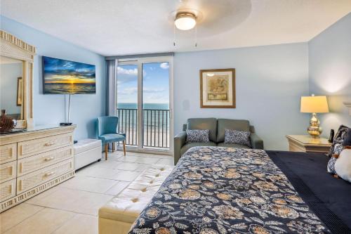 ein Schlafzimmer mit einem Bett und einem Balkon in der Unterkunft Trillium 2B - Premier in St Pete Beach