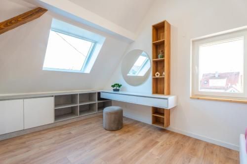 Zimmer mit einem Schreibtisch und 2 Fenstern in der Unterkunft Magnifique maison neuve in Lingolsheim
