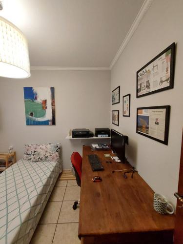 um quarto com uma secretária, um computador e uma cama em Quando cama Solteiro em Sorocaba