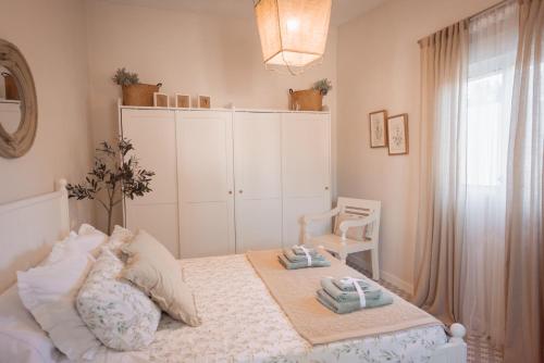 a bedroom with a bed with two towels on it at La Buena Sombra in Alicante