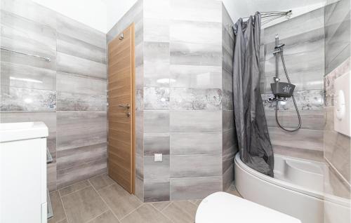 e bagno con doccia, servizi igienici e lavandino. di 1 Bedroom Cozy Apartment In Kastel Luksic a Kaštela (Castelli)
