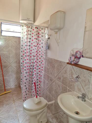 DaWy في Areguá: حمام مع مرحاض ومغسلة