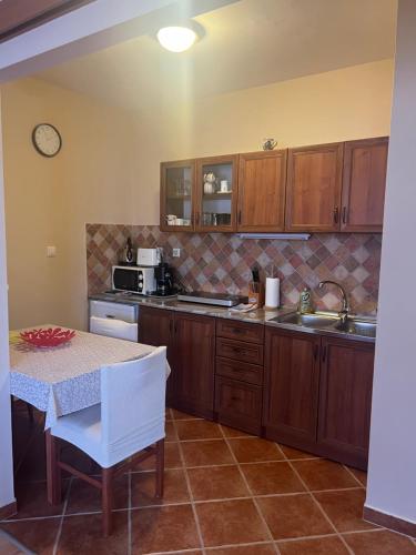 A kitchen or kitchenette at Kolibri Apartman, Hajdúszoboszló