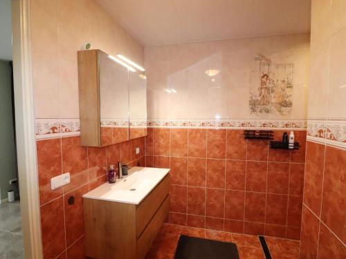 uma casa de banho com um lavatório e um espelho em Very spacious apartment in a converted farmhouse 