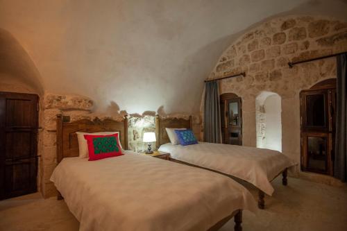 a bedroom with two beds in a room at Hakkı Bey Konağı in Savur