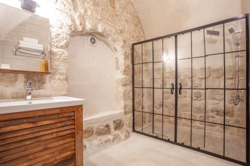 ein Bad mit einer Dusche und einem Waschbecken in der Unterkunft Hakkı Bey Konağı in Savur