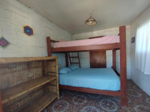 Hotel Surf Camp - Máncora tesisinde bir ranza yatağı veya ranza yatakları