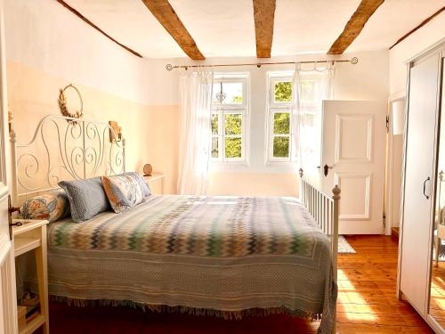 una camera da letto con un letto e una finestra di Ferien im Alten Pfarrhaus a Neustadt