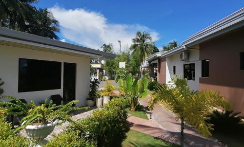 una vista del patio de una casa en Seaview Residence Garden Room1, en Binlod
