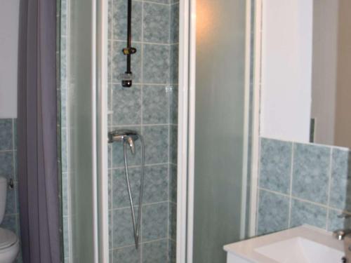 une salle de bain avec une douche avec des toilettes et un lavabo dans l'établissement Appartement lumineux avec clim, terrasse et parking à Marseillan - FR-1-387-35, à Marseillan